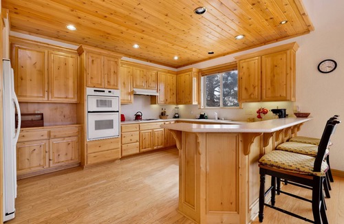 Castle Glen Estates Cabin | Luxury 3BR/3BA Castle Glen Chalet: Large Sun Deck, Gas BBQ & Private Yard