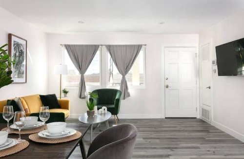 Citrus Grove Apartment | Luxury 3BR Condo Near Americana and Galleria