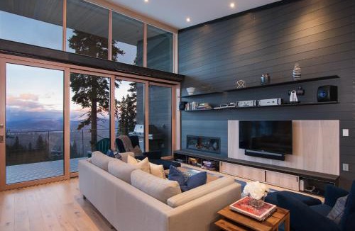 Truckee House | Luxury 4BD True Ski-In/Ski-Out Mid-Mountain Residence - Stellar Northstar