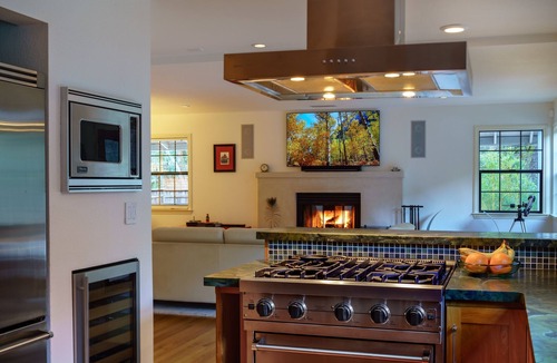 Kenwood House | Luxury Creekside home in Sonoma. Minutes from hiking, wineries, and restaurants.