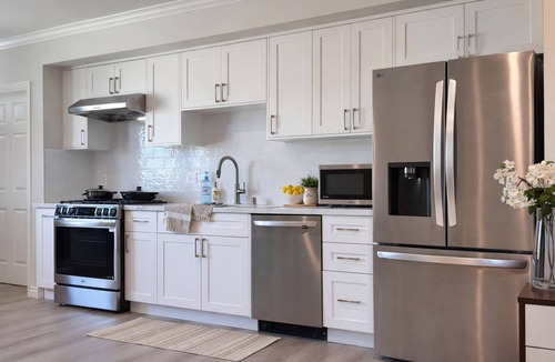 Arcadia Bed & Breakfast | Luxury Free garage 3 Suites with private bathrooms walk to 99 Ranch&Vons