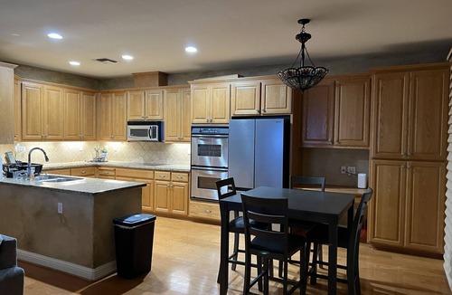 Modesto House | Luxury, modern and cozy home in a friendly neighborhood, close to everywhere!