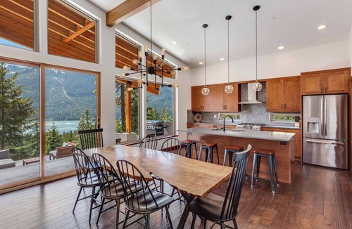 Cle Elum House | Luxury Mt Modern Cabin | Stunning Lake Views +Spa/GameRm + Arrive & Leave 1PM