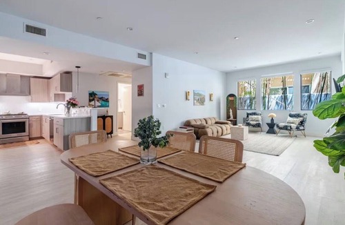The Flats Apartment | Luxury Retreat Near Beverly Hills — EV Parking + King Bed