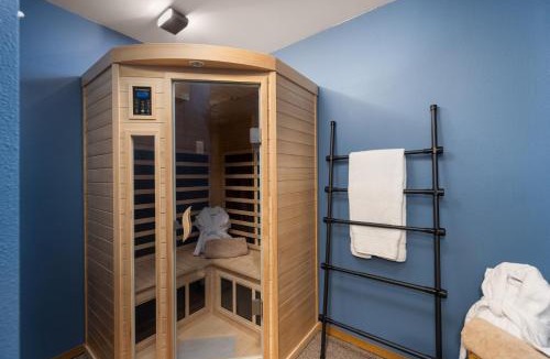 Concrete House | Luxury Riverfront Estate Hot tub views-Ideal for large groups or Family Getaways