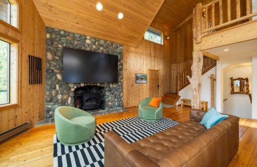 Concrete House | Luxury Riverfront Estate Hot tub views-Ideal for large groups or Family Getaways