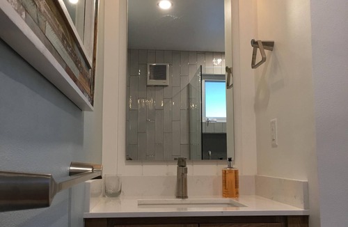Amazon Apartment | Luxury Studio 3 blocks to UofO, King Bed