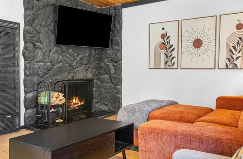 Sugarloaf House | Luxury Studio Escape - Trails & Views