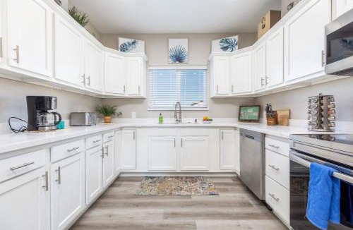 Ridgecrest House | Luxury, Style and Comfort 4 Bathrooms 21