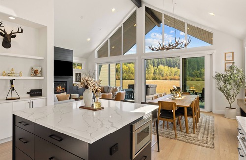 Roslyn House | Luxury Suncadia Retreat with Hot Tub, Game Room, Meadow Views, Sleeps 12