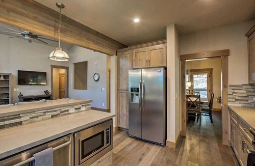 Truckee House | Luxury Tahoe Truckee Retreat Hot Tub, Chef Kitchen, Game Room, BBQ & EV Charger