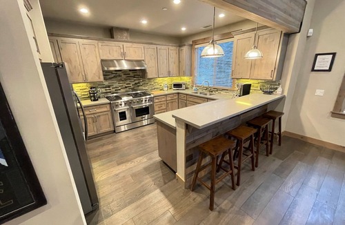 Truckee House | Luxury Tahoe Truckee Retreat Hot Tub, Chef Kitchen, Game Room, BBQ & EV Charger