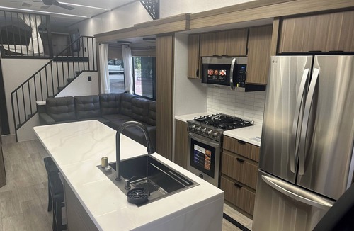 Agoura Hills House | Luxury Trailer next to Cielo Farms