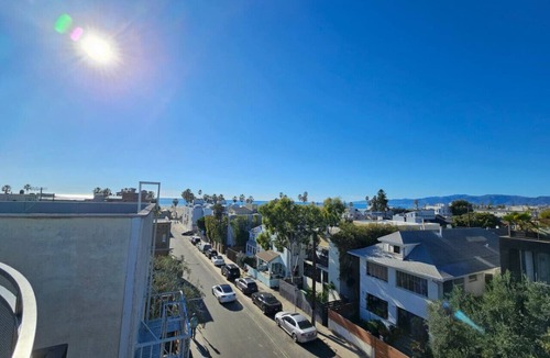 Venice House | Luxury Venice 3 bedroom 2 bath, 1 block to Beach!