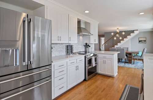 Broadview House | Luxury Water View 6BR Retreat with Gym