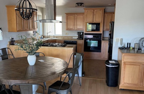 Oak Shores House | Make yourself at home at this cozy and inviting lake house in Oak Shores