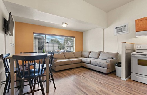 West Central Apartment | Maple Manor Central Retreat