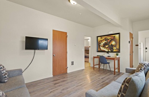 West Central Apartment | Maple Manor Urban Retreat