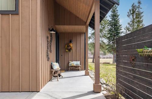 Roslyn House | Meadow view Cabin w/MIL, Game Room, Hot Tub
