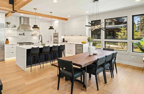 Roslyn House | Memories Are Made Here | Chef's Kitchen & Prime Location
