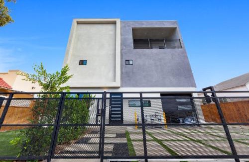 View Park-Windsor Hills House | Memory Foam Beds - Relax in the Heart of Sunny LA in a Holiday Home