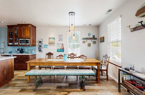 Cleone House | Mermaid Manor - Hot Tub & Steps to the Beach