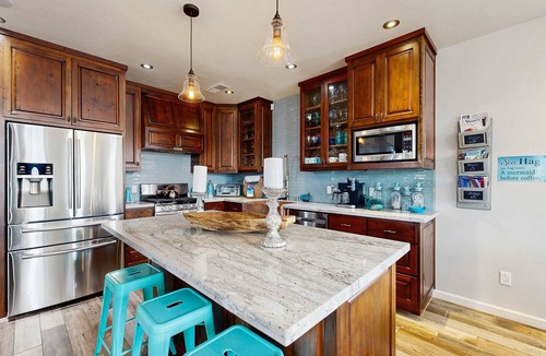 Cleone House | Mermaid Manor - Hot Tub & Steps to the Beach