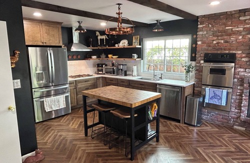Santa Ana Heights House | Mid Century Mod 3 bed stunner in Huntington Beach w/A/C & Fibre 1 mi to beach