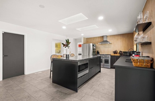 Napa House | Mid Century Modern Retreat in Napa with 4 Bedrooms and Spacious Backyard