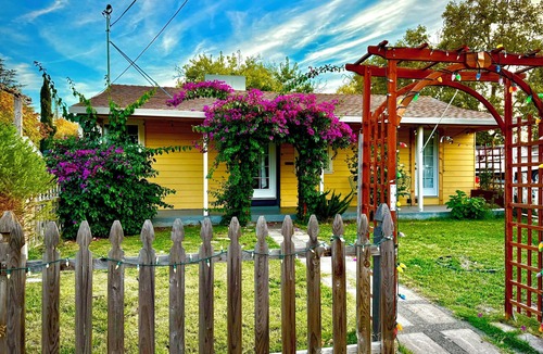 Southeastern Sacramento House | Midtown Retreat, Spacious, Silkie Petting Zoo, WiFi, 5 Star