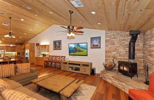 Big Bear City Cabin | Minnows Big Bear Estate | Game Room · 1.5 Acres