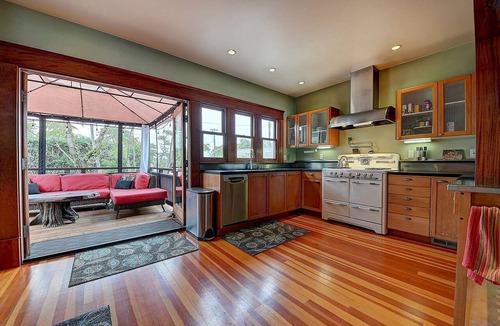 Belmont Heights House | Moden Craftsman Pet Friendly Sleeps 6
