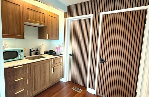 Northeast Carmel House | Modern 1BR Carmel Escape: Dog Friendly En-suite, Valley Views & Mins to Downtown