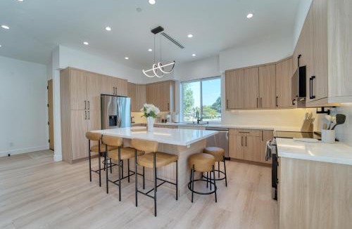 Northridge House | Modern 2 BR, 2BA, EV Charger, 2 King Beds, Fire Pit, BBQ, Near Universal