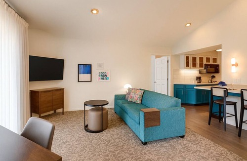 Sunnyvale Hotel | Modern 2 Queen Unit with Kitchen, Fitness Center, Near 49ers Museum!