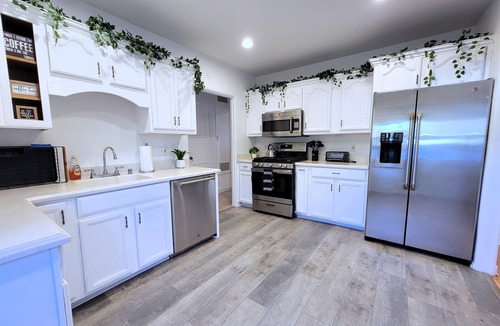 Los Angeles House | Modern 2BR Home Near Beverly Hills w Cal King bed Yard & BBQ. Near attractions!