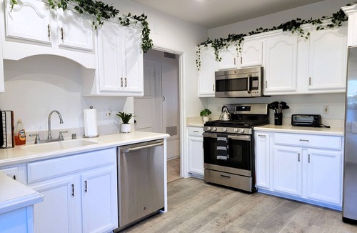 Los Angeles House | Modern 2BR Home Near Beverly Hills w Cal King bed Yard & BBQ. Near attractions!