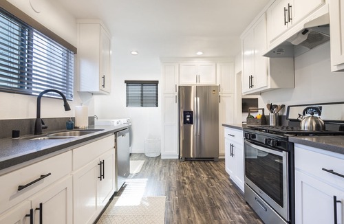 Park Mesa Heights House | Modern 3 Bedroom Home Located in South LA close to Beaches, USC & Downtown