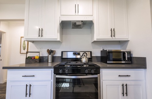 Park Mesa Heights House | Modern 3 Bedroom Home Located in South LA close to Beaches, USC & Downtown