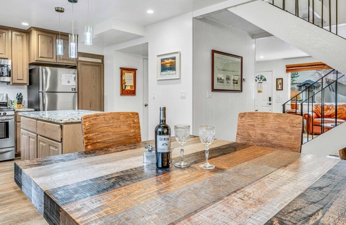 Lake Forest House | Modern 3BD -Walk to Lake & Beach