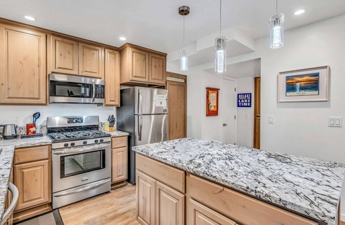 Lake Forest House | Modern 3BD -Walk to Lake & Beach