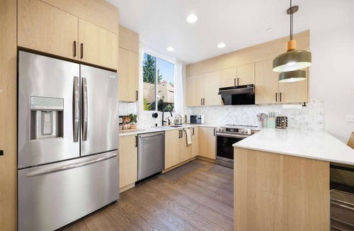Roosevelt Condo | Modern 3BR City View Home w/Near Green Lake & UW