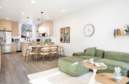 Roosevelt Condo | Modern 3BR City View Home w/Near Green Lake & UW