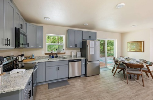 Paradise Estates Cabin | Modern 3BR Mountain Cabin Near Mt. Rainier: Hot Tub, Firepit, Family-Friendly