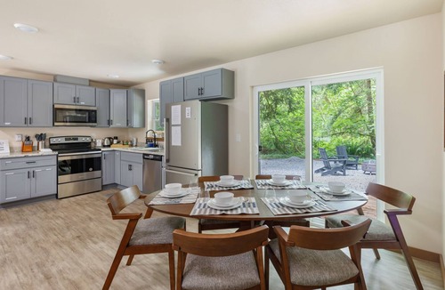 Paradise Estates Cabin | Modern 3BR Mountain Cabin Near Mt. Rainier: Hot Tub, Firepit, Family-Friendly