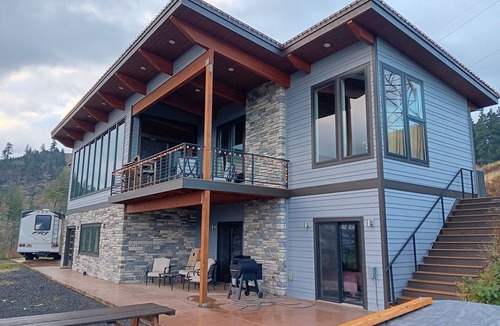 Carson House | Modern 4 bedroom with sweeping views of river and mountains. Room to roam