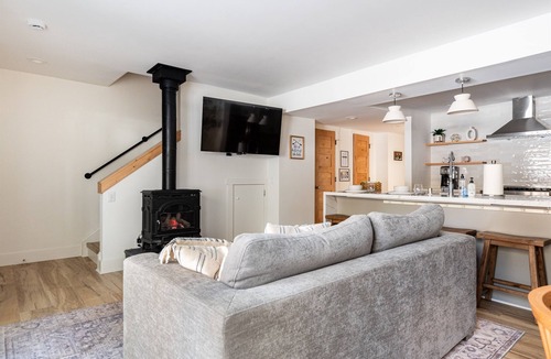 Lake Forest Condo | Modern 4BR/3BA Tahoe City Condo Near Palisades Tahoe, Pool, Hot Tub