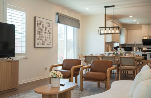 Ontario House | Modern 7BR/9 Beds/3 TVs/Near Airport/Sports/Tesla
