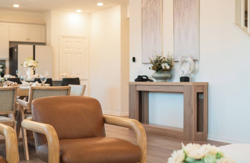 Ontario House | Modern 7BR/9 Beds/3 TVs/Near Airport/Sports/Tesla