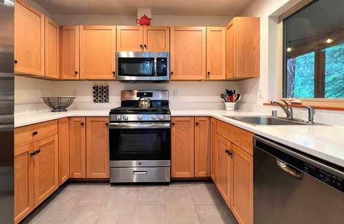Leavenworth House | Modern Beaver Valley Cabin w/Hot Tub & Games!